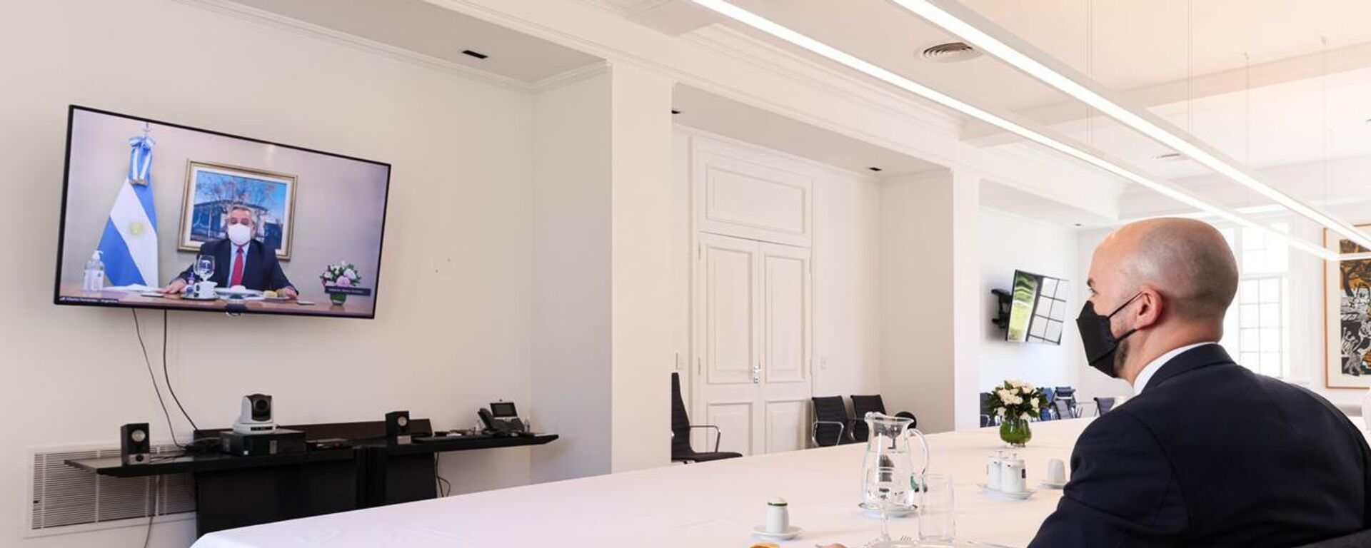 Alberto Fernández (izq, en la pantalla), y Juan González, enviado especial de Joe Biden (der), en almuerzo virtual - Sputnik Mundo, 1920, 13.04.2021