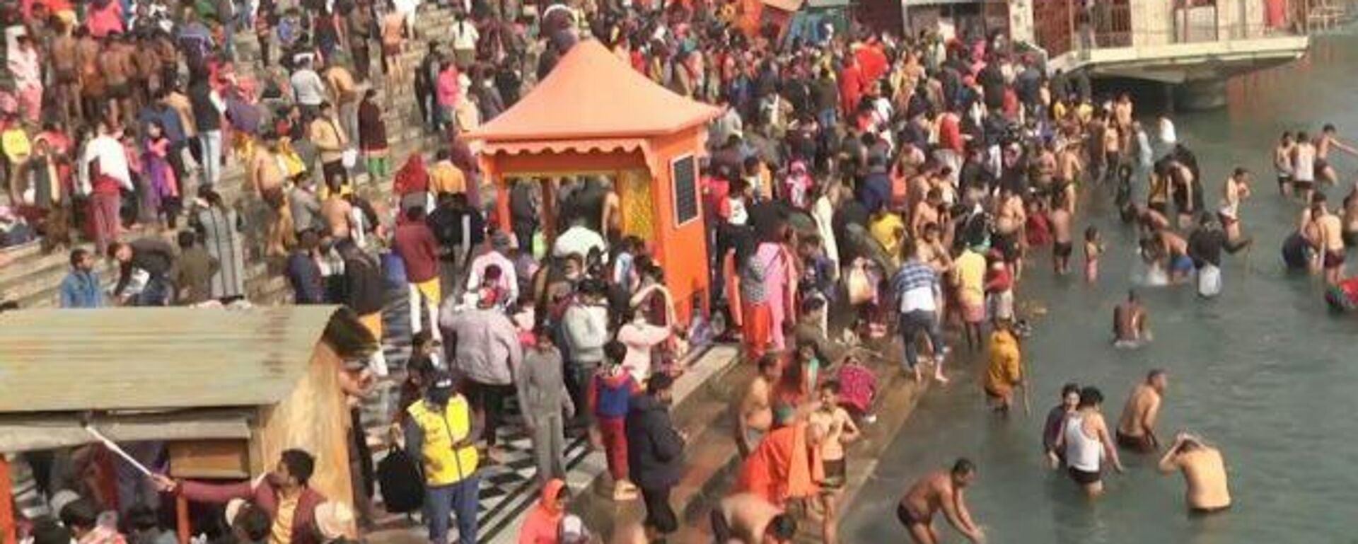 Millones de indios inundan el río Ganges a pesar de la pandemia - Sputnik Mundo, 1920, 14.04.2021