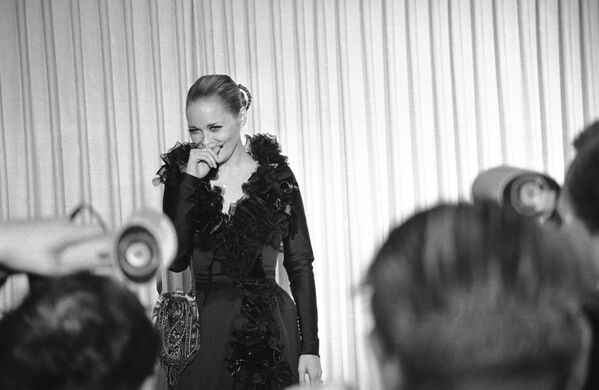 La actriz Faye Dunaway, que interpretó a Bonnie Parker en Bonnie and Clyde, en los Premios Oscar de 1968 - Sputnik Mundo