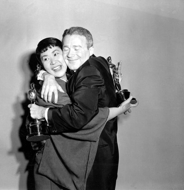 Miyoshi Umeki y Red Buttonsen en los Premios Oscar de 1958. Ganaron como la mejor actriz y actor de reparto de Sayonara - Sputnik Mundo