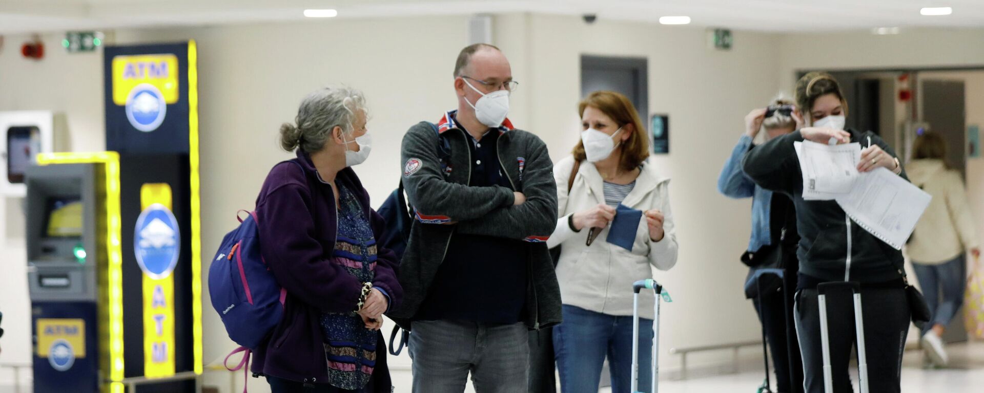 Turistas con mascarillas en un aeropuerto - Sputnik Mundo, 1920, 14.04.2021