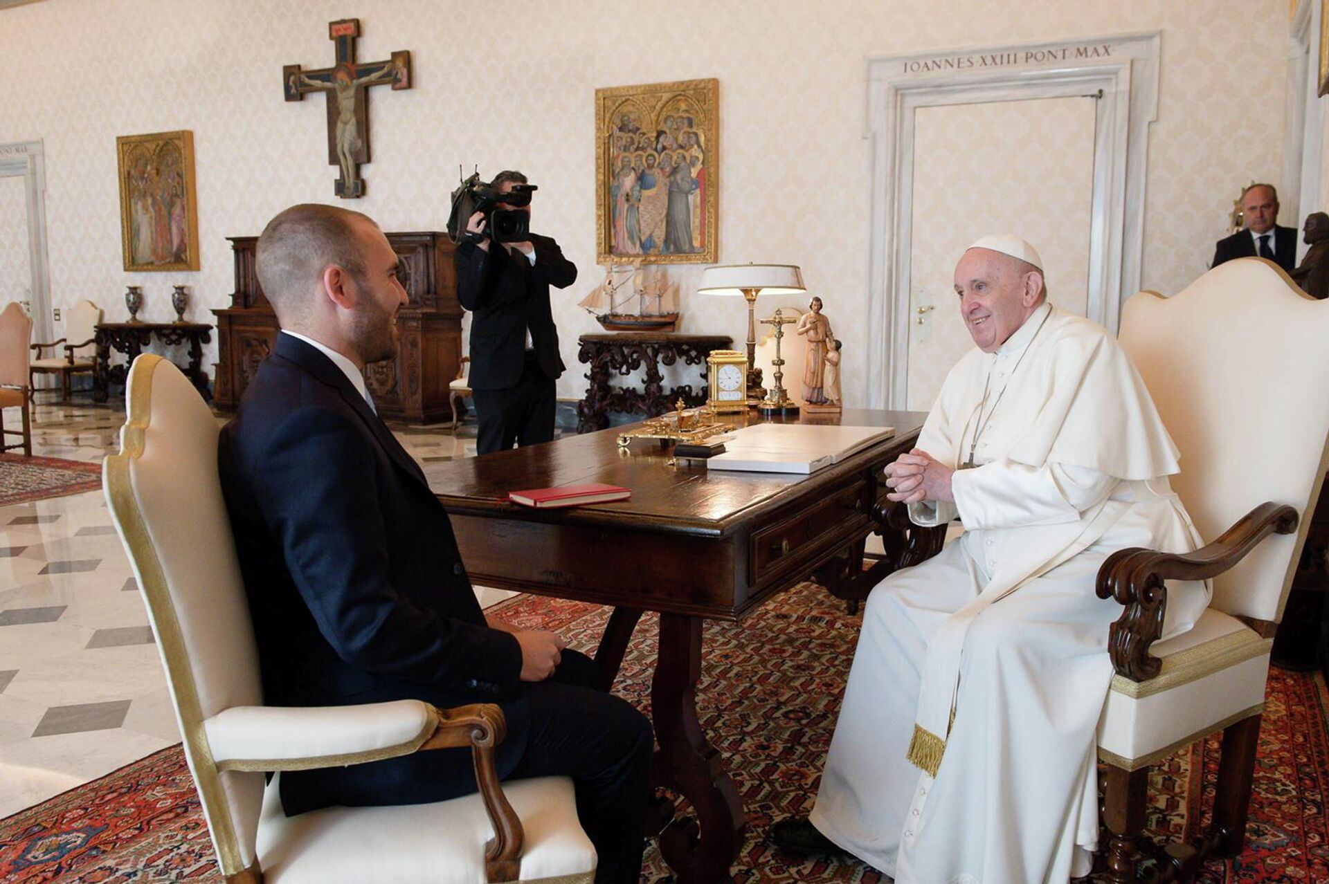El ministro de Economía Martín Guzmán con el papa Francisco - Sputnik Mundo, 1920, 14.04.2021