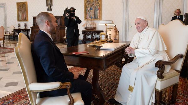 El Papa Francisco (dcha.) recibe al ministro de Economía argentino, Martín Guzmán, (izda.) - Sputnik Mundo