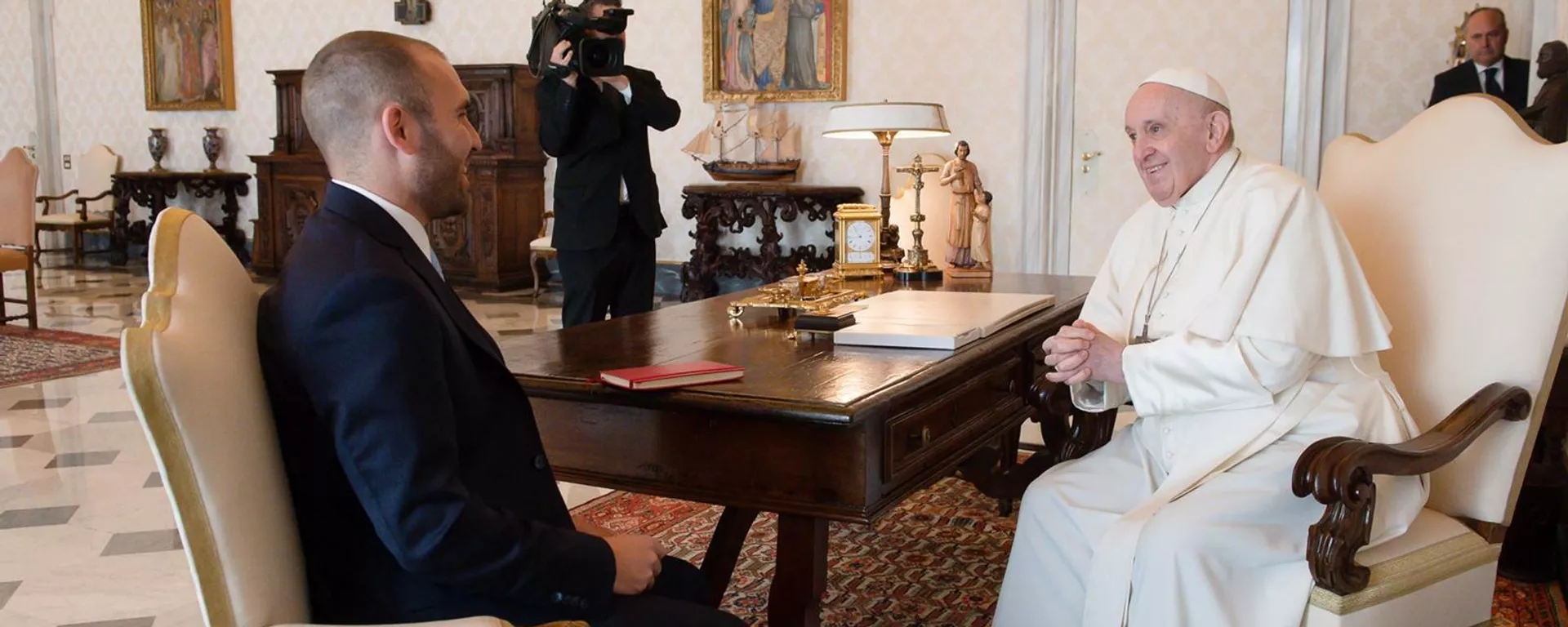 El Papa Francisco (dcha.) recibe al ministro de Economía argentino, Martín Guzmán, (izda.) El Papa Francisco (dcha.) recibe al ministro de Economía argentino, Martín Guzmán, (izda.) - Sputnik Mundo, 1920, 14.01.2022