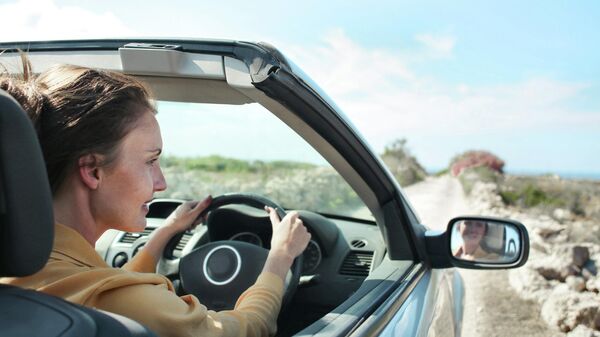 Mujer en un auto - Sputnik Mundo