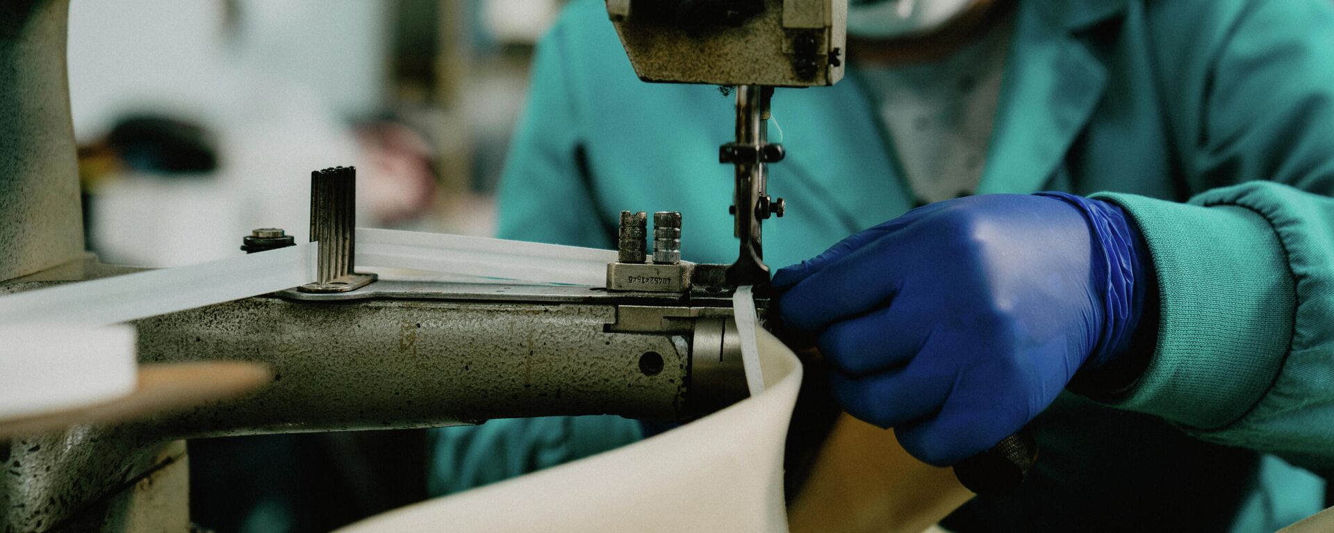 Una trabajadora en una fábrica de zapatos española (referencial) Una trabajadora en una fábrica de zapatos española (referencial) - Sputnik Mundo, 1920, 06.05.2021