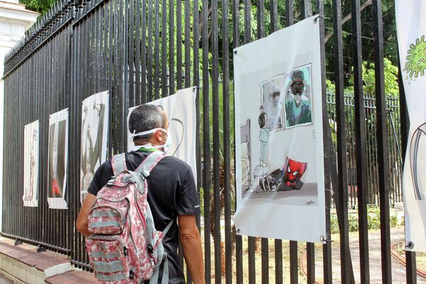 Сaricaturas en entrada del Ministerio de Cultura - XXII Bienal Internacional de Humorismo Gráfico  - Sputnik Mundo