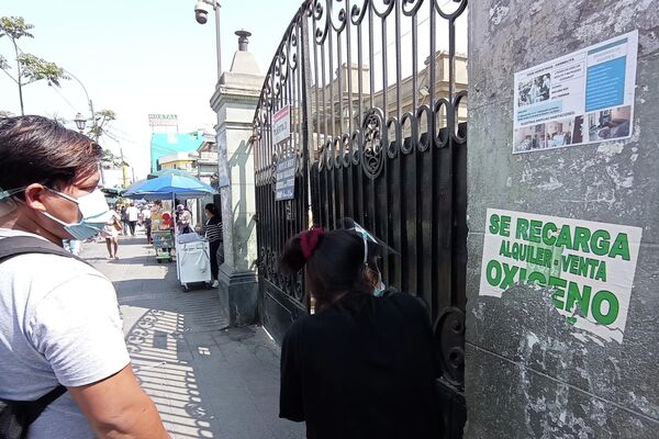 La entrada del hospital Loayza - Sputnik Mundo