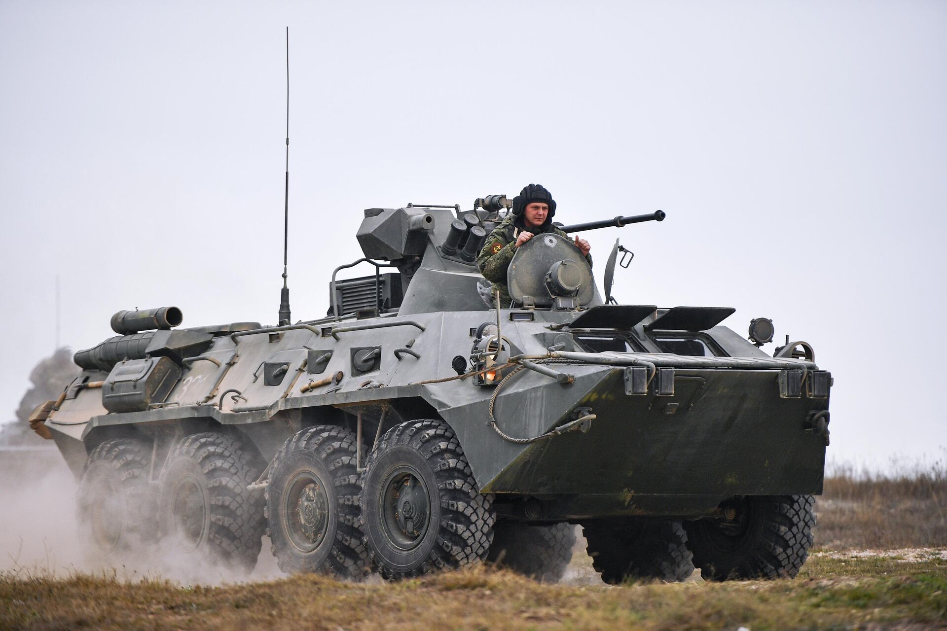 Un BTR-80 en un ejercicio militar de las FFAA de Rusia - Sputnik Mundo, 1920, 15.04.2021