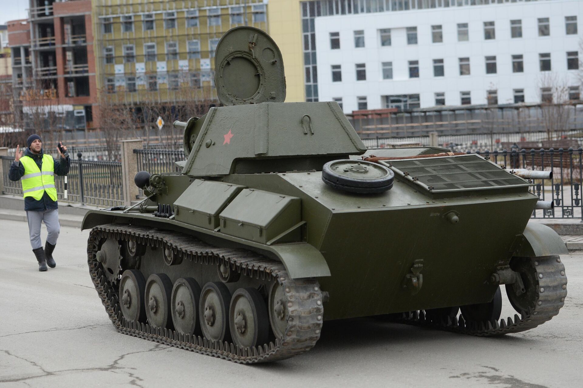 Un tanque T-70 durante el ensayo de un desfile militar - Sputnik Mundo, 1920, 15.04.2021