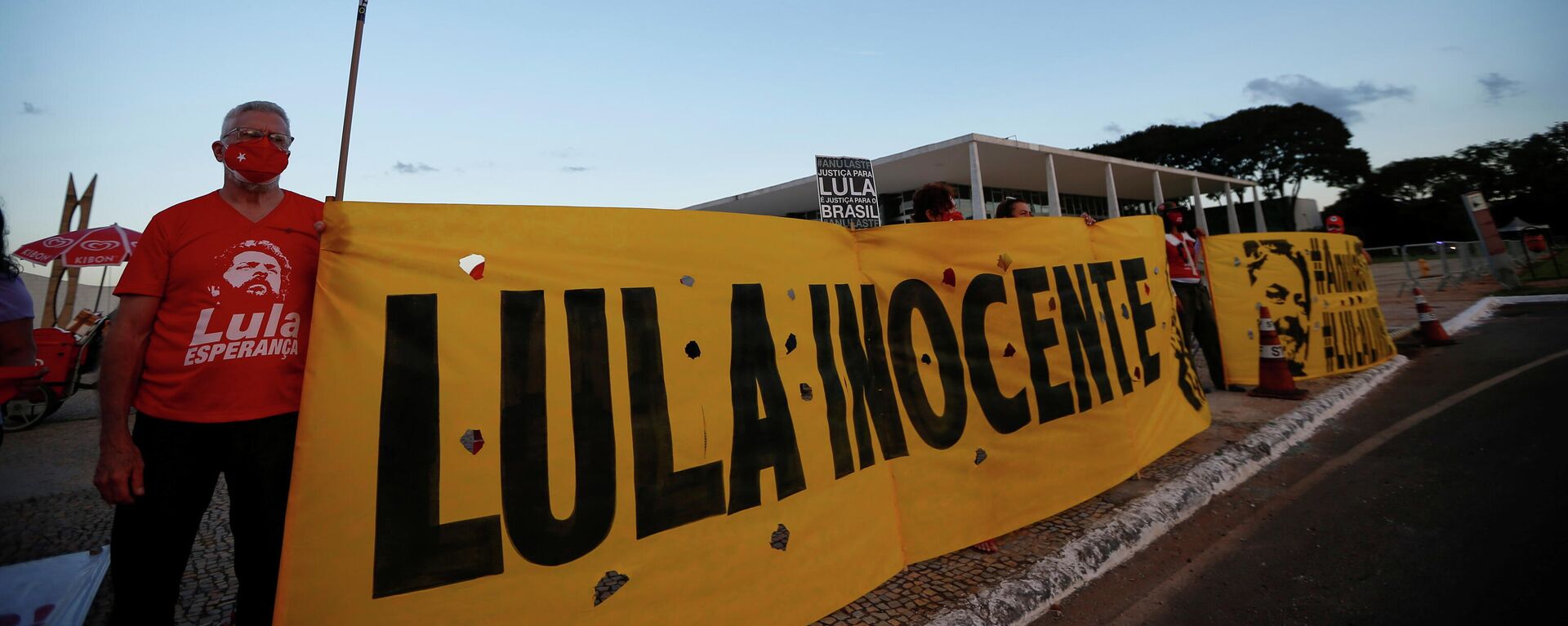 Simpatizantes del expresidente brasileño Luiz Inácio Lula da Silva Simpatizantes del expresidente brasileño Luiz Inácio Lula da Silva - Sputnik Mundo, 1920, 16.04.2021