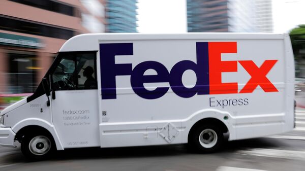 Un coche de la empresa de paquetería FedEx - Sputnik Mundo