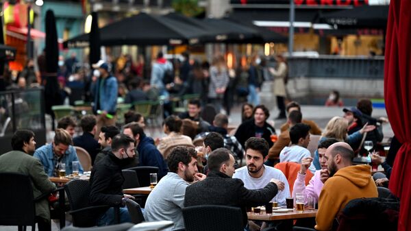 Personas en una terraza de un bar en Madrid. 12 de marzo de 2021. - Sputnik Mundo