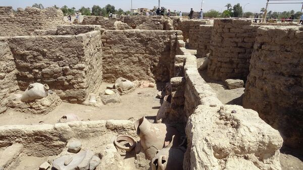 Restos de la ciudad dorada perdida de Luxor (Egipto) - Sputnik Mundo