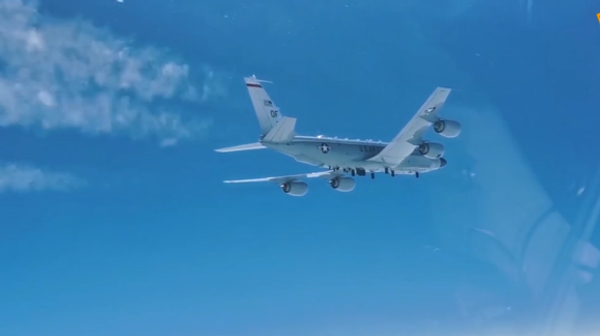 Al alcance de la mano: un MiG-31 ruso escolta un avión espía estadounidense | Vídeo - Sputnik Mundo