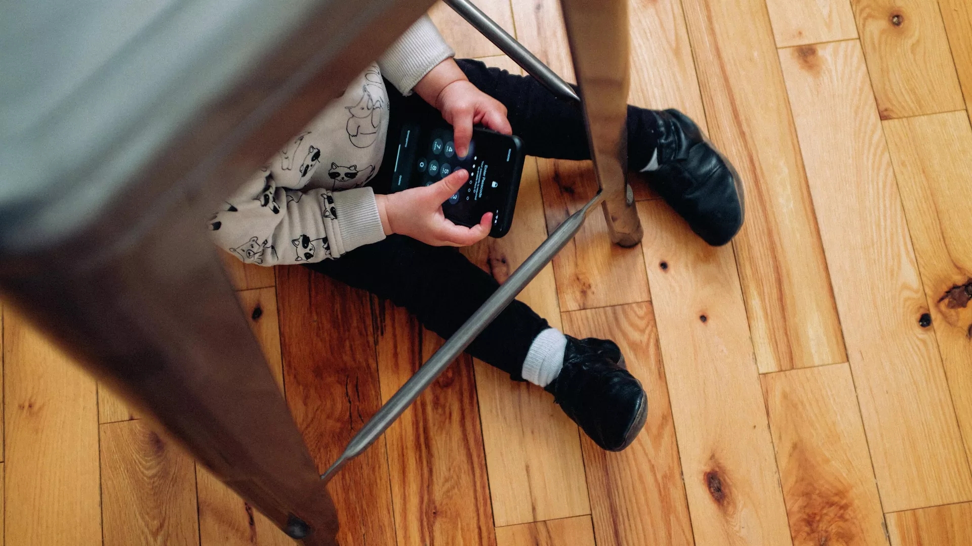 Un niño juega con un teléfono