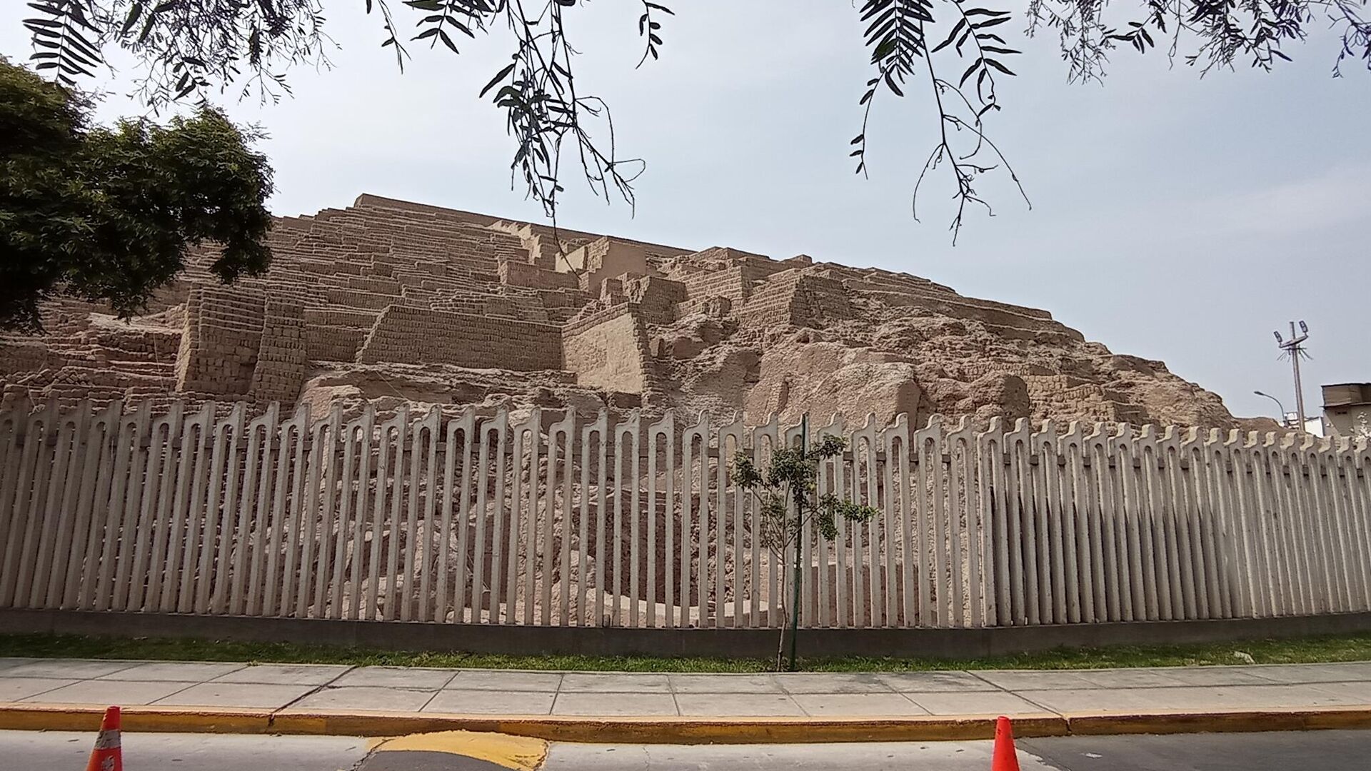 Un waca en Lima, Perú - Sputnik Mundo, 1920, 16.04.2021