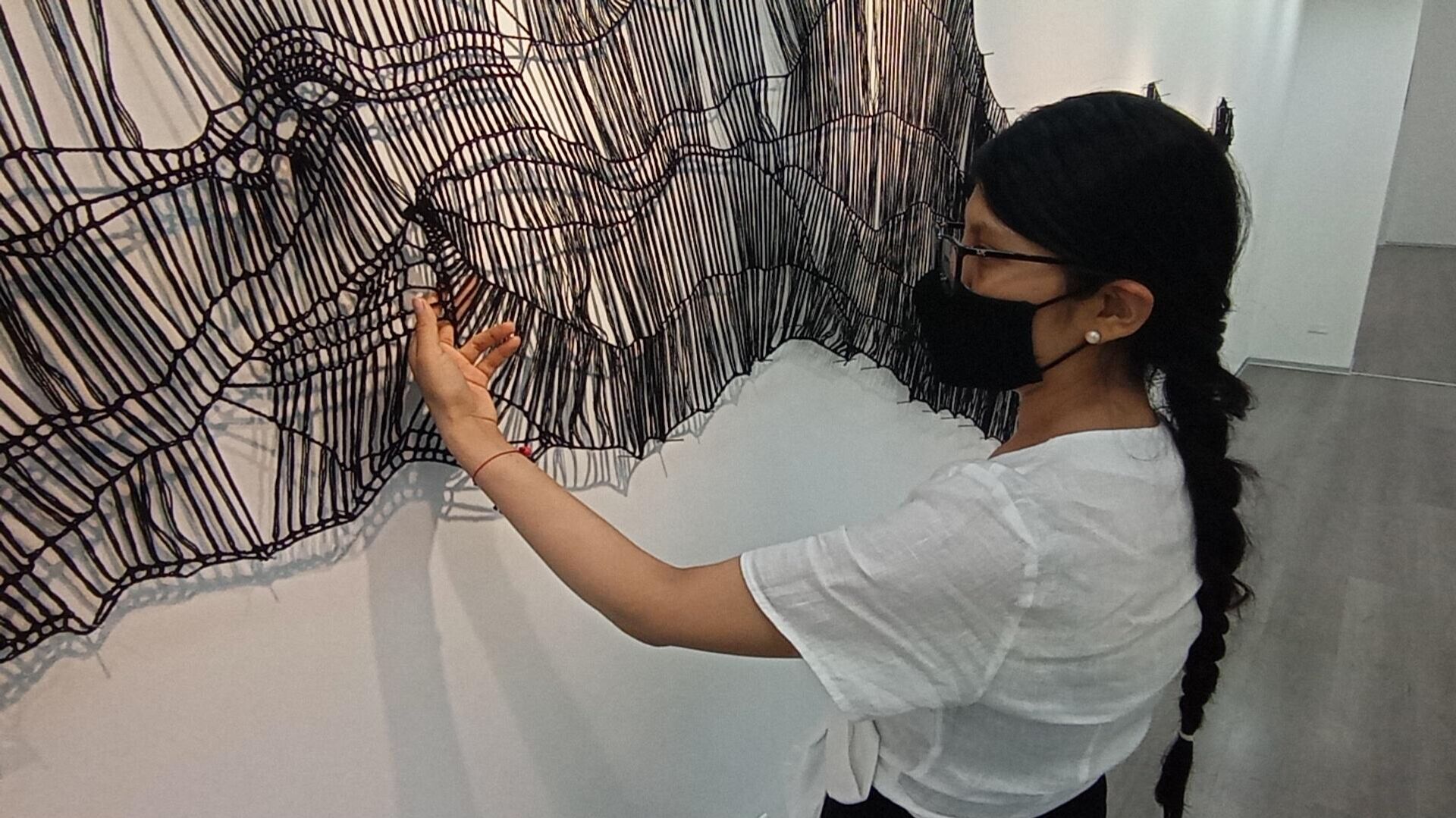 La artista limeña Cristina Flores con su obra - Sputnik Mundo, 1920, 16.04.2021