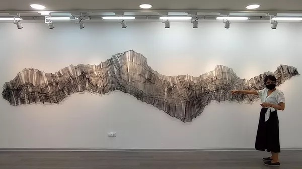 La artista limeña Cristina Flores con su obra - Sputnik Mundo