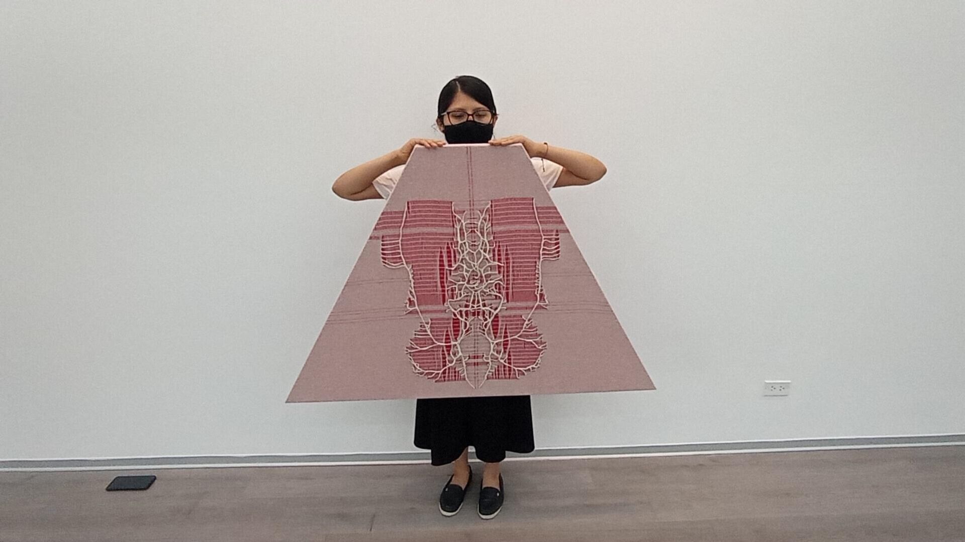 La artista limeña Cristina Flores con su obra - Sputnik Mundo, 1920, 16.04.2021