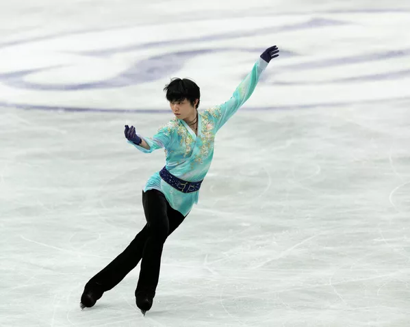 Yuzuru Hanyu durante su presentación en el torneo el día siguiente. - Sputnik Mundo