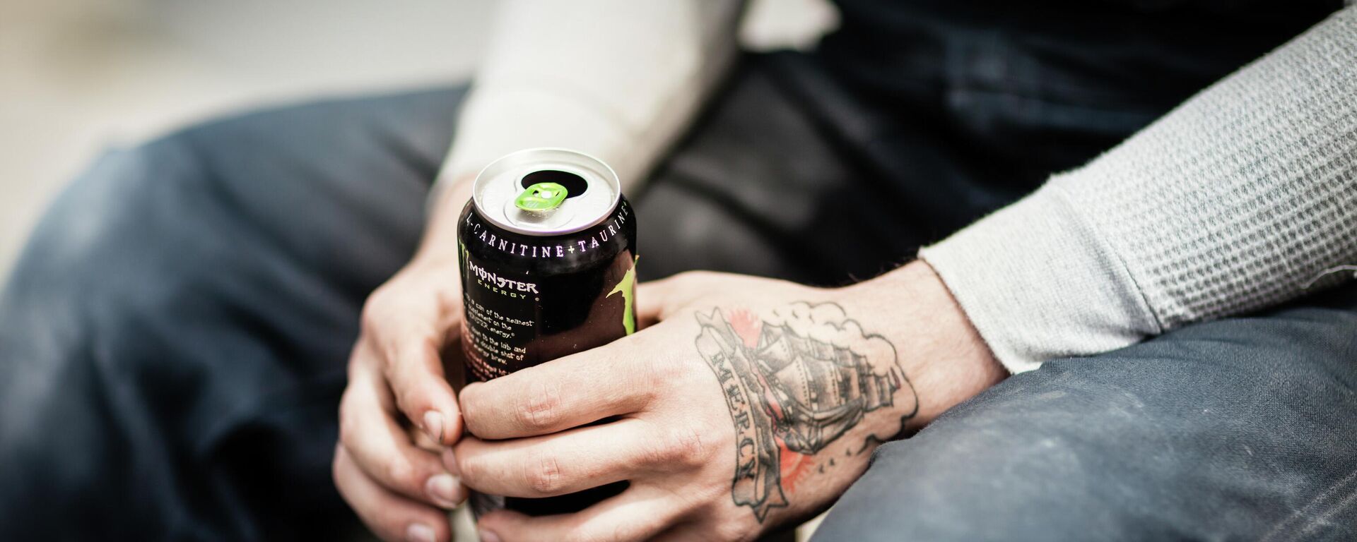 Una persona sostiene una lata de bebida energizante - Sputnik Mundo, 1920, 17.04.2021