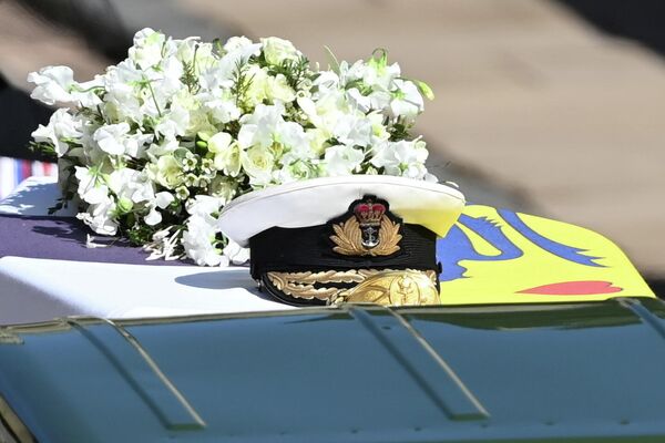 El féretro con el cuerpo del príncipe Felipe fue trasladado desde una capilla privada de la familia real en el castillo de Windsor a la capilla cercana de San Jorge. El ataúd del príncipe estaba envuelto en su estandarte personal, su sable y su gorra naval.En la foto: el féretro con el cuerpo del príncipe Felipe. - Sputnik Mundo