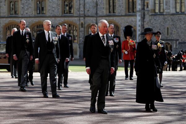 El heredero de la corona, el príncipe Carlos, y la única hija de la reina, la princesa Ana, lideraron el cortejo fúnebre, seguidos por sus dos hermanos Andrés y Eduardo, sus hijos y sobrinos Peter Phillips, William y Harry, además de sir Tim Laurence, marido de Ana, y David Linley, sobrino de Isabel II e hijo de la ya difunta princesa Margarita.En la foto: el cortejo fúnebre del príncipe Felipe. - Sputnik Mundo