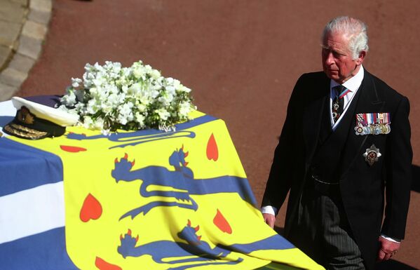 Todos los miembros de la familia se vistieron de civil, sin el tradicional uniforme militar, para que el príncipe Harry y el tercer hijo de la reina, Andrés, no se diferenciaran del resto de la familia. Se impuso, por tanto, el chaqué negro o gris oscuro, con las medallas e insignias militares en el pecho, y vestido de riguroso luto para las mujeres.En la foto: el heredero del trono, el príncipe Carlos va detrás del féretro con su padre, el príncipe Felipe. - Sputnik Mundo