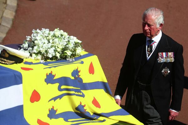 Todos los miembros de la familia se vistieron de civil, sin el tradicional uniforme militar, para que el príncipe Harry y el tercer hijo de la reina, Andrés, no se diferenciaran del resto de la familia. Se impuso, por tanto, el chaqué negro o gris oscuro, con las medallas e insignias militares en el pecho, y vestido de riguroso luto para las mujeres.En la foto: el heredero del trono, el príncipe Carlos va detrás del féretro con su padre, el príncipe Felipe. - Sputnik Mundo