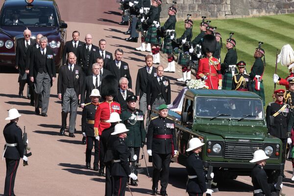 El féretro fue transportado hasta la capilla sobre una furgoneta Land Rover, de color verde militar y distintivas modificaciones que diseñó el propio Felipe.En la foto: el cortejo fúnebre del príncipe Felipe. - Sputnik Mundo