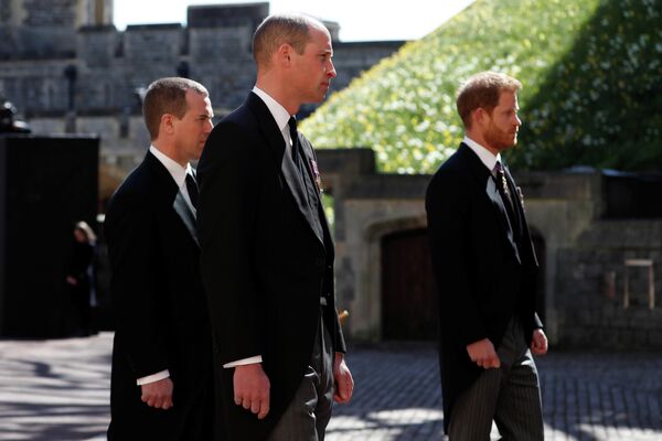 El funeral marcó la primera reunión en público del núcleo central de la familia Windsor desde la explosiva entrevista de los duques de Sussex –Harry y Meghan– con Oprah Winfrey.En la foto: el príncipe William, el príncipe Harry y Peter Phillips, hijo de la princesa Ana. - Sputnik Mundo