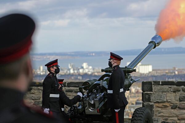 Una serie de cañonazos, que se lanzaron desde la torre de Londres, el castillo de Edimburgo y otros enclaves del Reino Unido, rompió el minuto de silencio nacional en memoria del príncipe que se convirtió en el más longevo consorte de la historia de la monarquía británica.En la foto: salva de cañón real en Edimburgo. - Sputnik Mundo