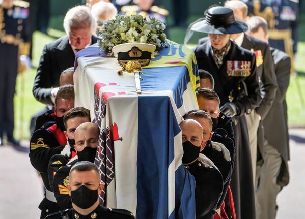 La histórica despedida de Felipe transcurrió en privado, dentro de los muros de la ciudadela donde también se encuentra la residencia oficial de invierno favorita de Isabel II.En la foto: el féretro con el cuerpo del príncipe Felipe llevado a la capilla. - Sputnik Mundo