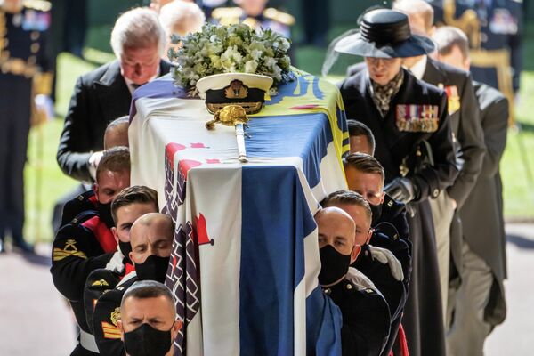 La histórica despedida de Felipe transcurrió en privado, dentro de los muros de la ciudadela donde también se encuentra la residencia oficial de invierno favorita de Isabel II.En la foto: el féretro con el cuerpo del príncipe Felipe llevado a la capilla. - Sputnik Mundo