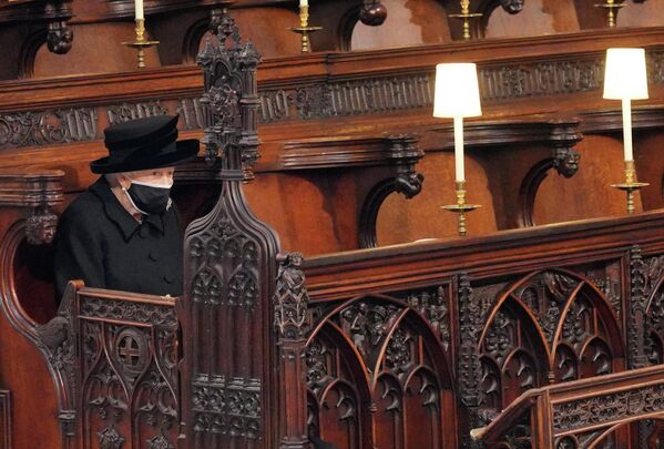 Todos los invitados que no son miembros de la misma casa debían sentarse a unos dos metros de distancia. Por eso, la reina se sentó sola durante el servicio para seguir las restricciones vigentes.En la foto: la reina Isabel II durante el servicio fúnebre de su esposo el duque de Edimburgo. - Sputnik Mundo