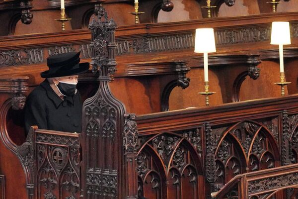 Todos los invitados que no son miembros de la misma casa debían sentarse a unos dos metros de distancia. Por eso, la reina se sentó sola durante el servicio para seguir las restricciones vigentes.En la foto: la reina Isabel II durante el servicio fúnebre de su esposo el duque de Edimburgo. - Sputnik Mundo