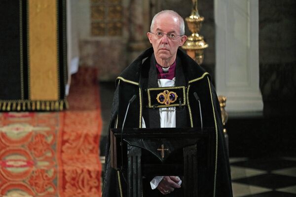 El servicio fúnebre fue dirigido por el decano de Windsor, y el arzobispo de Canterbury pronunció la bendición. El decano rindió homenaje a la &quot;bondad, el humor y la humanidad&quot; del príncipe Felipe y a las &quot;muchas maneras en que su larga vida ha sido una bendición para nosotros&quot;.En la foto: el arzobispo de Canterbury. - Sputnik Mundo