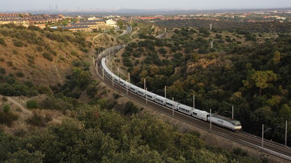 Un tren a su paso por Torrelodones - Sputnik Mundo