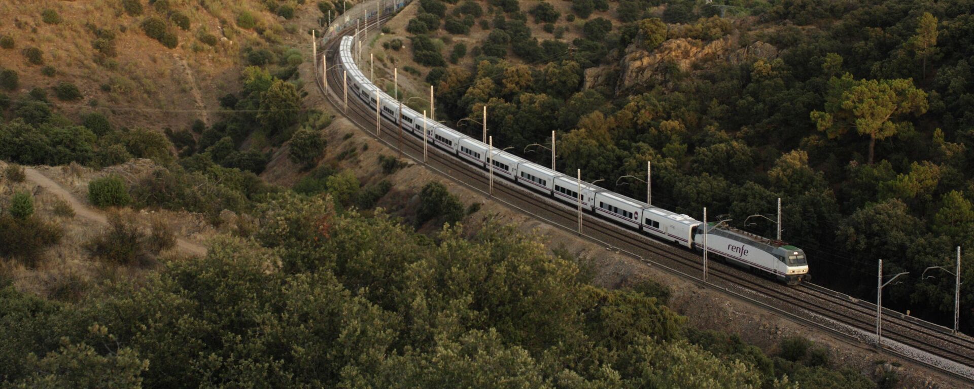 Un tren a su paso por Torrelodones - Sputnik Mundo, 1920, 27.04.2021