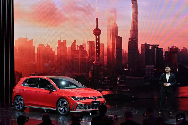 El área total de la exposición, que se divide en 12 pabellones, es de aproximadamente 360.000 metros cuadrados. En la foto: el Volkswagen Golf GTI. - Sputnik Mundo