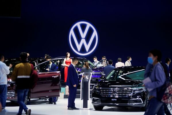 Desde el 19 de abril hasta el 20 de abril, Auto Shanghái 2021 solo estará disponible para los periodistas. Los compradores tendrán acceso del 21 al 23 de abril. El público podrá visitar la exposición en los días restantes, hasta el 28 de abril. En la foto: visitantes del XIX Salón Internacional del Automóvil de Shanghái. - Sputnik Mundo