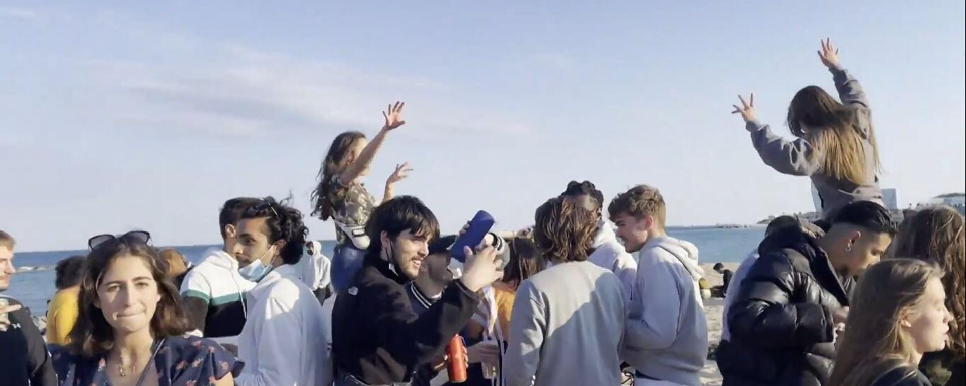 Fiesta en la playa de la Barceloneta en plena pandemia - Sputnik Mundo, 1920, 19.04.2021
