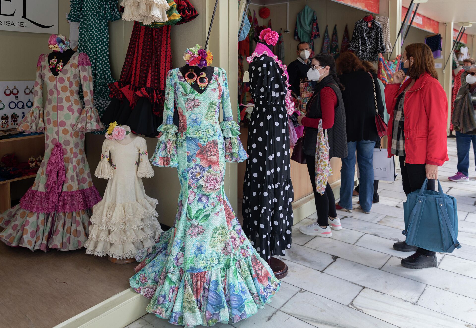 Trajes de flamenca en el mercado de moda flamenca de la Feria de Abril (Sevilla) - Sputnik Mundo, 1920, 19.04.2021