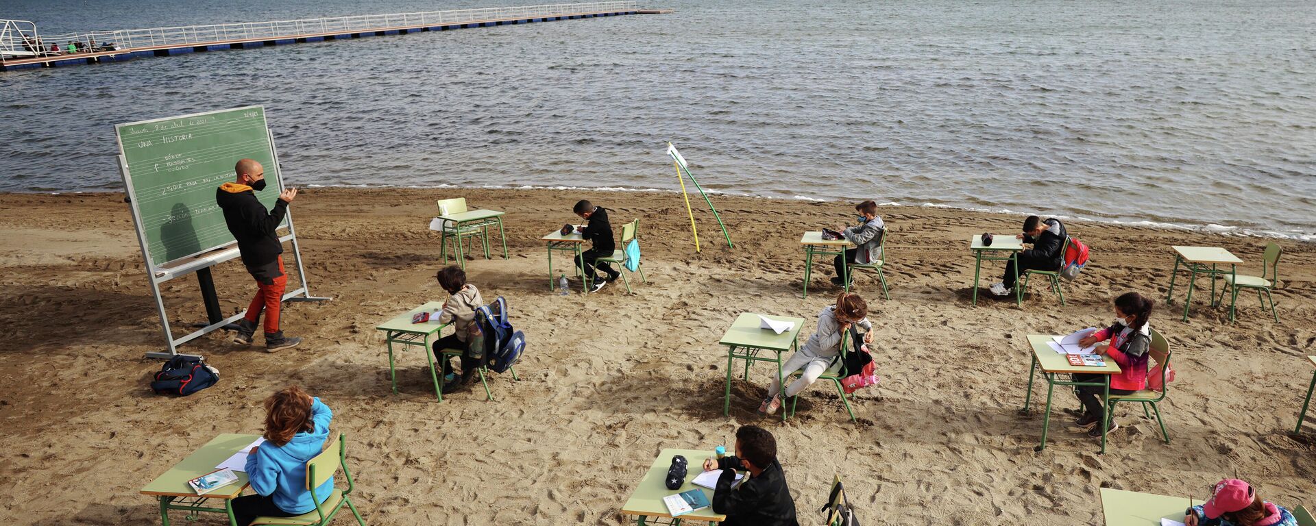Un profesor imparte una clase a alumnos en la Playa de los Nietos, Murcia. - Sputnik Mundo, 1920, 19.04.2021