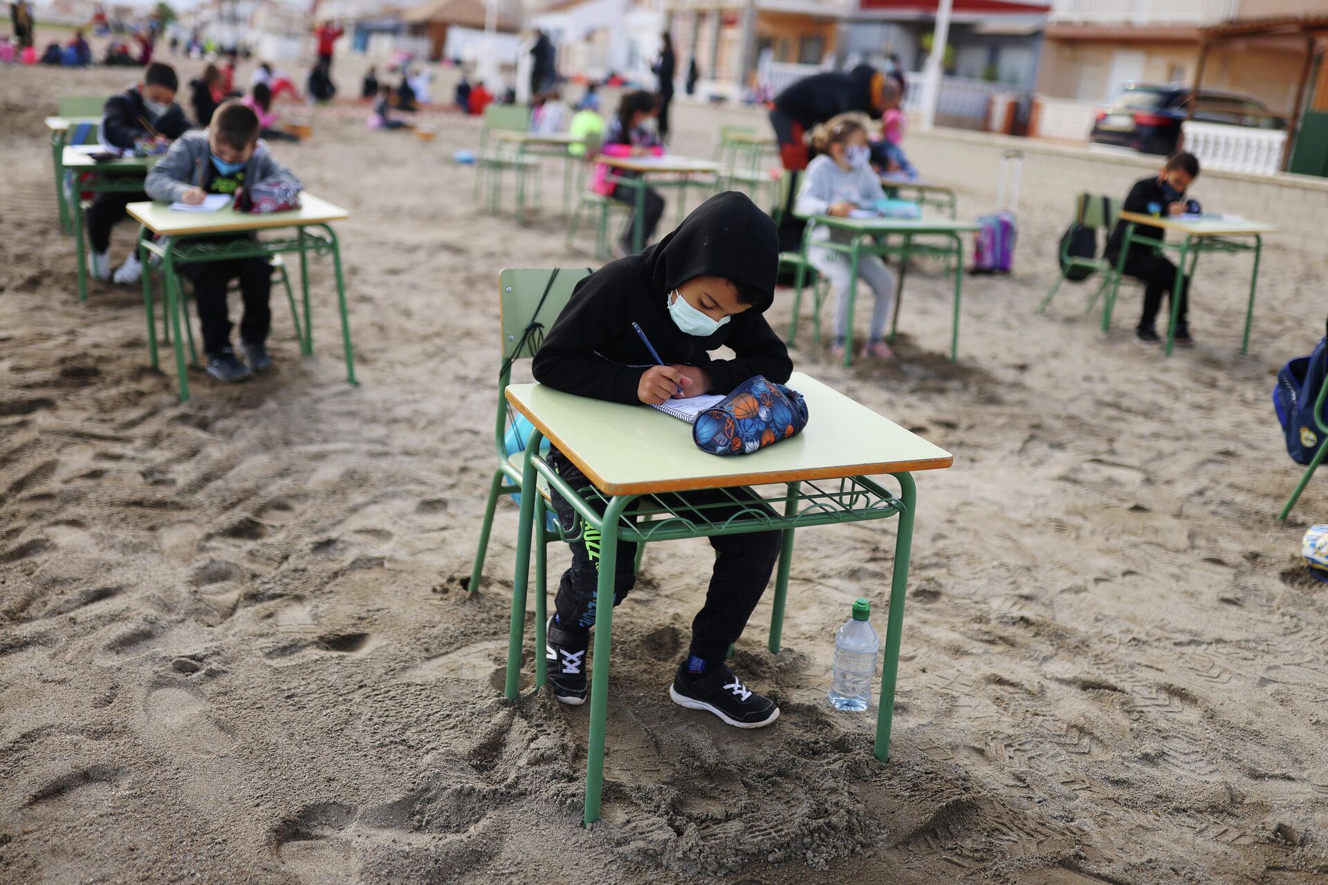 Un profesor imparte clases en la Playa de los Nietos, Murcia. - Sputnik Mundo, 1920, 19.04.2021