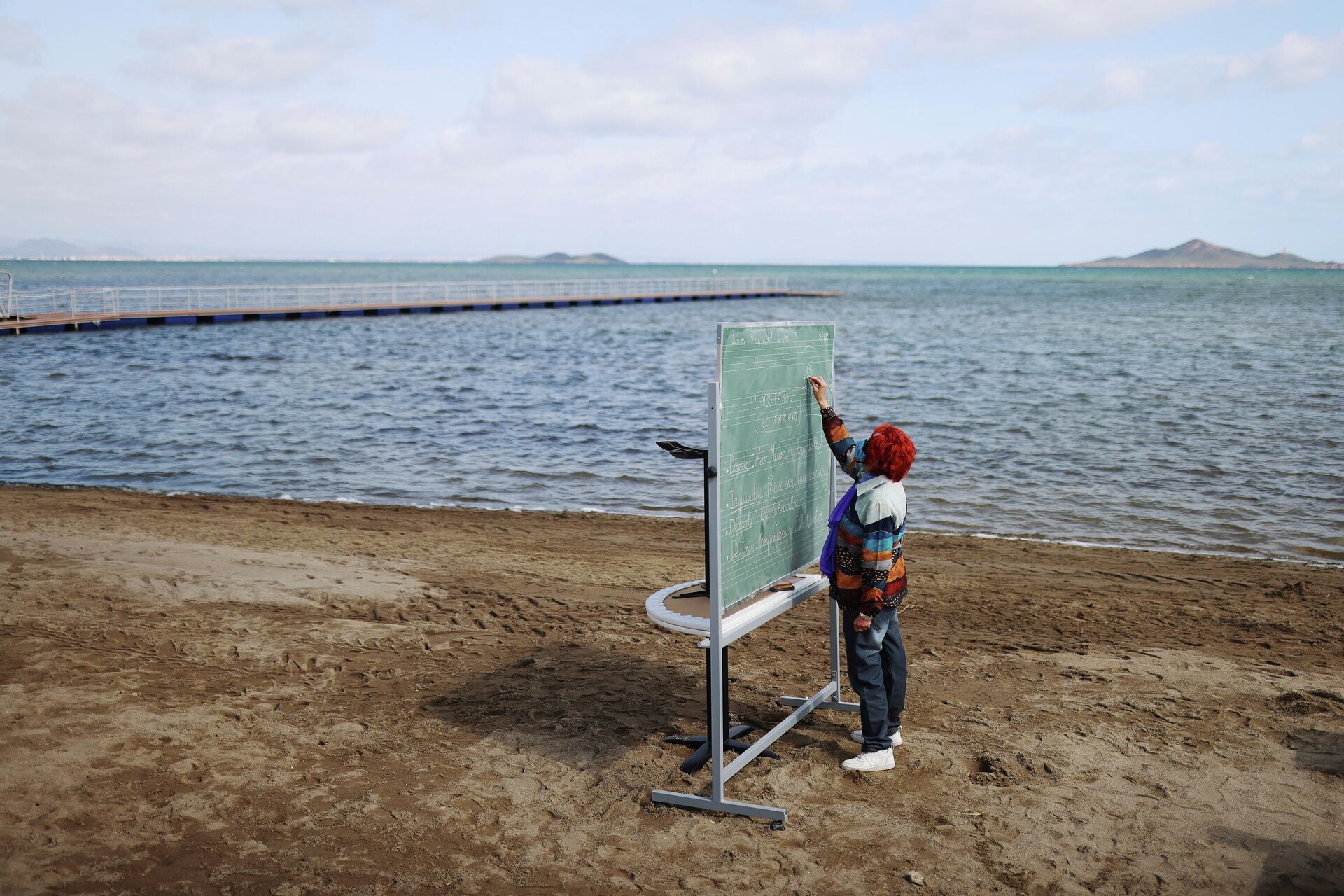 Un profesor imparte clases en la Playa de los Nietos, Murcia. - Sputnik Mundo, 1920, 19.04.2021