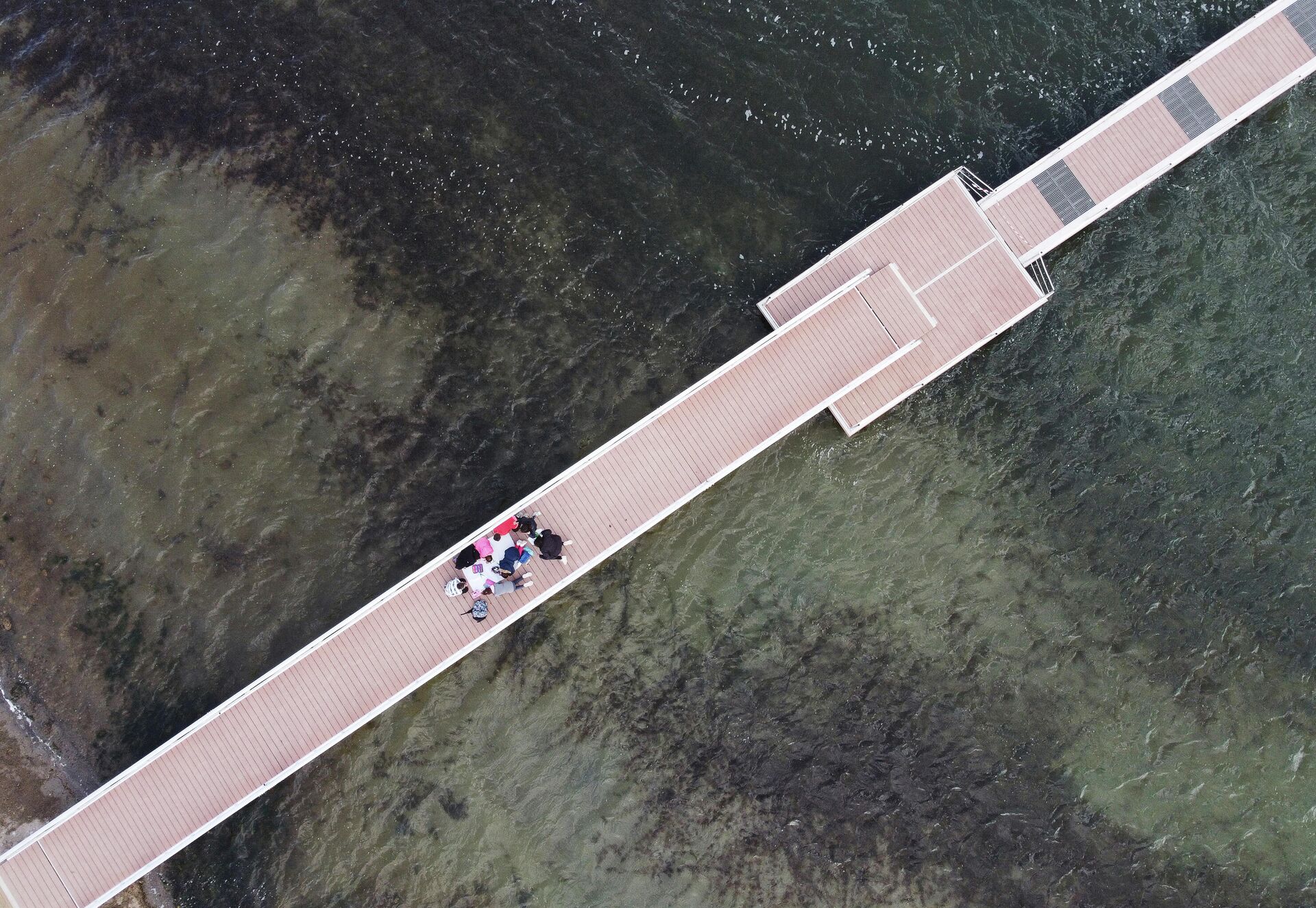 Un profesor imparte clases en la Playa de los Nietos, Murcia. - Sputnik Mundo, 1920, 19.04.2021
