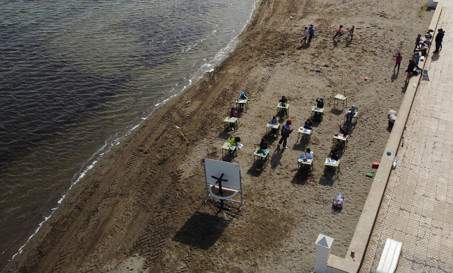 Un profesor imparte clases en la Playa de los Nietos, Murcia. - Sputnik Mundo, 1920, 19.04.2021