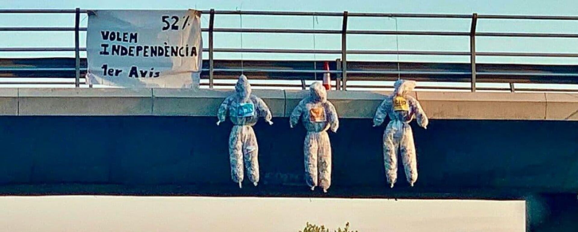 Muñecos de partidos independentistas colgados de puentes en Cataluña - Sputnik Mundo, 1920, 19.04.2021